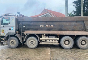 Xe tải rơi vãi đất đá hàng trăm mét ở Ninh Bình, tài xế và chủ xe cùng lĩnh phạt hàng chục triệu đồng