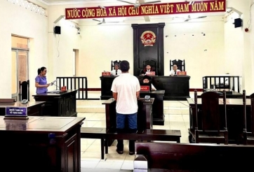 Lái ô tô gây náo loạn trên bãi biển, tài xế lĩnh án tù