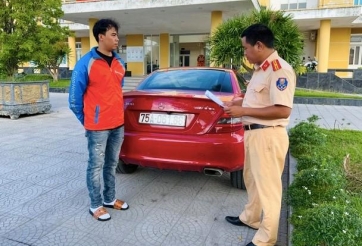 Huế: Thanh niên lái ô tô mui trần kéo xe máy điện quay TikTok và cái kết đắng