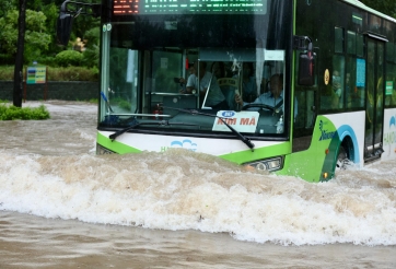 Bão Kajiki suy yếu, Hà Nội chìm trong mưa lớn và ngập lụt