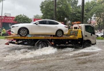 Mưa lớn gây ngập, hàng loạt ô tô Hà Nội nằm chờ cứu hộ giữa phố