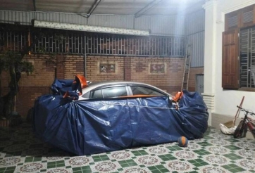 Mẹo bảo vệ ô tô tiền tỷ mùa mưa bão chỉ với tấm bạt 500.000 đồng