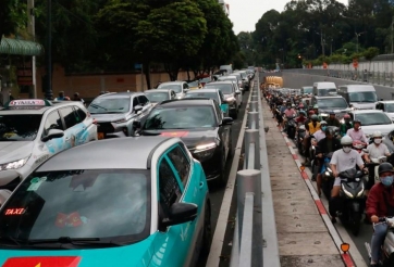 TPHCM hỗn loạn giao thông ngày đầu nghỉ lễ: Xe kẹt cứng, phà Cát Lái chật kín