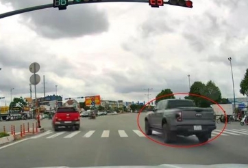 Xe bán tải bất chấp vượt đèn đỏ với lý do khó tin khiến dân mạng phẫn nộ
