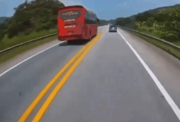 Tài xế ô tô khách vượt ẩu trên cao tốc bị xử phạt sau phản ánh của người dân