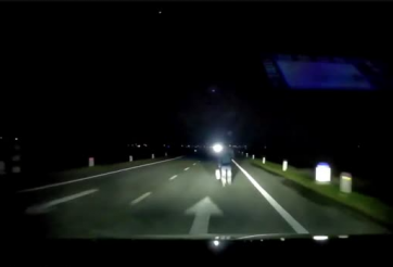 Người đi bộ băng qua quốc lộ trong đêm suýt gây tai nạn