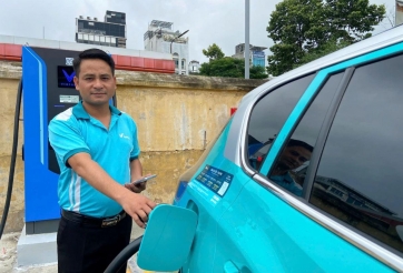 Chủ xe VinFast háo hức trải nghiệm trạm sạc 70 cổng chuẩn quốc tế