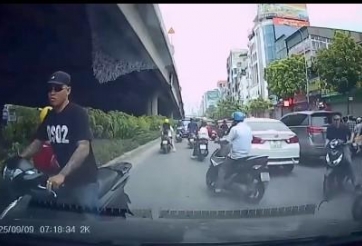 Bức xúc cảnh xe máy chạy ngược chiều, thách thức ô tô giữa giờ cao điểm ở Hà Nội