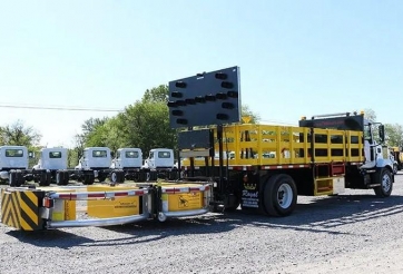 “Thần hộ mệnh” trên cao tốc: Thiết bị TMA bảo vệ xe tưới cây khi làm việc