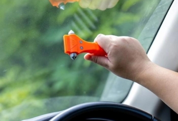 Búa phá kính ô tô: Phụ kiện nhỏ có thể cứu mạng trong tích tắc