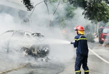 Xe khách đang chạy bất ngờ phát hỏa: Toàn bộ hành khách may mắn thoát nạn