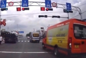 Ô tô 'nối đuôi nhau' vượt đèn đỏ trên QL51, người đi bộ hoảng hốt né tránh