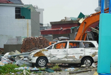 Nhiều ô tô hư hỏng nặng, xe 7 chỗ bị gió lốc hất văng xuống hồ sau bão số 10