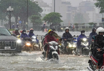 Hà Nội ngập nặng sau mưa lớn do hoàn lưu bão số 10, giao thông tê liệt nhiều nơi