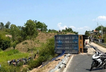 Từ vụ tai nạn Đắk Lắk: Rủi ro khó lường khi đi cạnh xe container