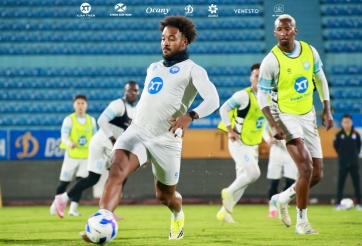 Xuân Son được lì xì trước màn so tài then chốt ở V-League