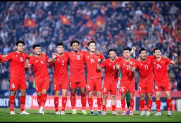 HLV Kim Sang Sik 'chơi lớn' gọi 6 trung vệ đấu Malaysia?