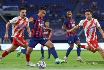 Lần đầu trong lịch sử, cặp song sinh Malaysia cùng ra sân đấu ĐT Việt Nam?