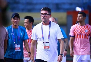 HLV Harry Kewell bức xúc tố thủ môn Đình Triệu câu giờ quá nhiều