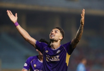 Hoàng Hên tỏa sáng rực rỡ ngày HLV Kim Sang Sik dự khán