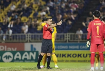 V.League mời trọng tài FIFA của Malaysia ngoại điều khiển loạt trận căng nhất