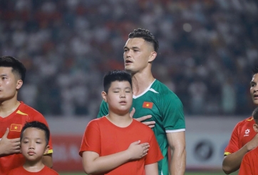 Thủ môn Việt kiều ghi điểm cực mạnh với HLV Kim Sang Sik trước AFF Cup