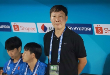 HLV Kim Sang Sik đặc biệt chỉ tên 3 cầu thủ Singapore