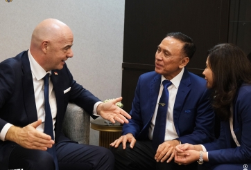 FIFA bất ngờ đến thăm, Indonesia phá hủy sân bóng gây ra thảm kịch