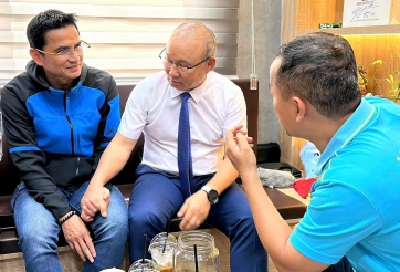 HLV Park Hang Seo bất ngờ gặp mặt Kiatisak trước thềm AFF Cup