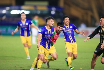 VIDEO: Cầu thủ Hà Nội lập siêu phẩm gần 70m khiến Văn Lâm vào lưới nhặt bóng