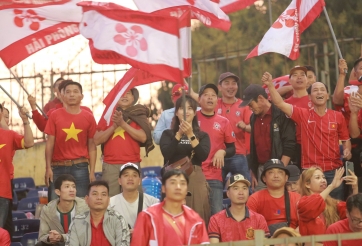 CĐV Hải Phòng tiếp lửa đường xa, nhuộm đỏ chảo lửa sân Vinh