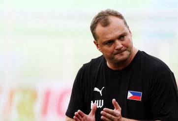 Chia tay Lào, HLV châu Âu bất ngờ lựa chọn bại tướng ĐT Việt Nam