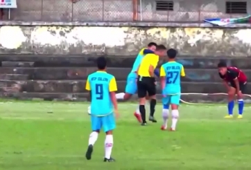 VIDEO: Cầu thủ nghiệp dư gây phẫn nộ khi đánh trọng tài
