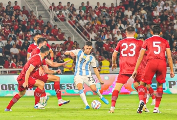 VIDEO: Không có Messi, Argentina nhọc nhằn thắng Indonesia nhờ siêu phẩm