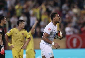 Siêu tiền đạo của Nam Định lập kỷ lục ghi bàn tại V-League