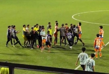 Cầu thủ trẻ Singapore bị bắt vì đấm ngất đối phương