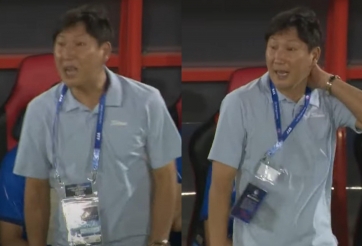 Pha bóng khiến HLV Kim Sang Sik bực tức trong trận thắng Campuchia