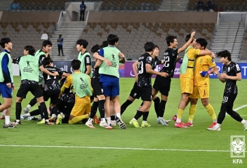 Người hùng U17 Hàn Quốc nói gì sau khi giành vé vào bán kết?