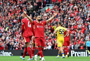 Salah tỏa sáng, Liverpool thoát thua trong ngày nâng cúp