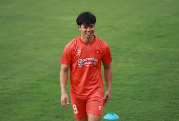 HLV Kim Sang Sik có hành động cực bất ngờ với Công Phượng