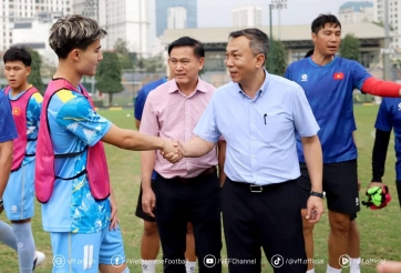 Chủ tịch VFF có hành động đặc biệt với hàng loạt thần đồng Việt kiều