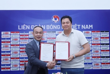 VIDEO: HLV thủ môn Lee Won Jae tiếp tục gia hạn với VFF