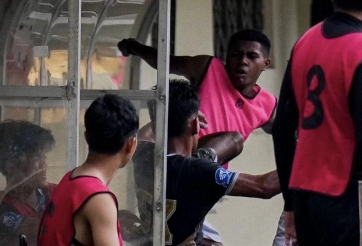 Thần đồng Indonesia xin lỗi sau khi đá đối phương như phim chưởng