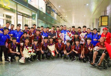 HLV Brazil cùng tuyển Việt Nam mang cúp ĐNÁ về nước