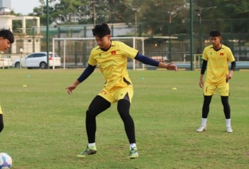 CHÍNH THỨC: Thủ môn cao nhất lịch sử bị loại ở tuyển Việt Nam