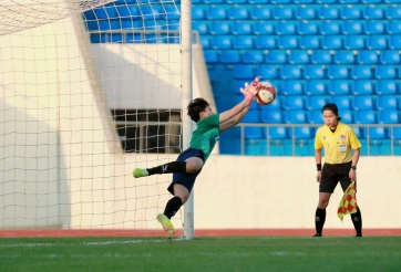 Đội của Huỳnh Như vào chung kết sau loạt penalty nghẹt thở