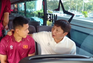 NÓNG: HLV Kim Sang Sik gạch tên trung vệ ĐT Việt Nam ngay khi về nước
