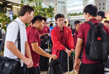 HLV Kim Sang Sik phải chia tay hơn nửa ĐT Việt Nam ngay tại sân bay