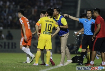 'Siêu điệp viên' Công Phượng bị HLV Huỳnh Đức bắt sống khi đang nghe lén