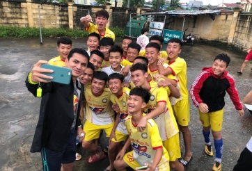 Kiatisak gây sốt với cầu thủ nhí Thanh Hóa